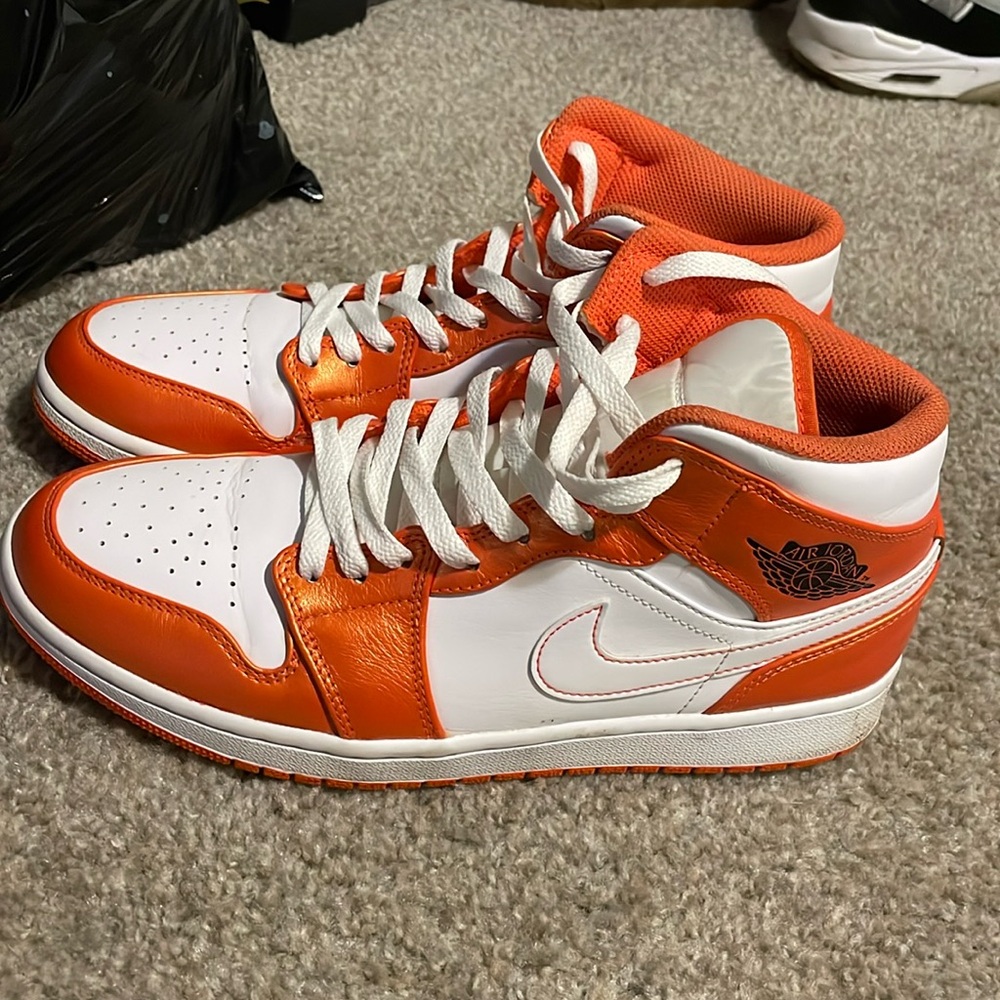 AIR JORDAN 1 MID SE 'ELECTRO ORANGE'